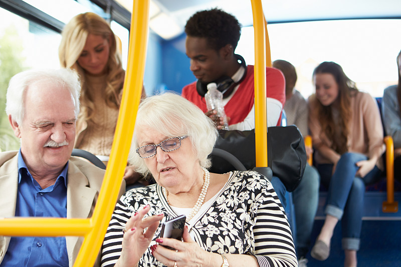 巴士,乘客,室内,公共交通,老年伴侣,成年子女,座位,忙碌,男性,仅成年人