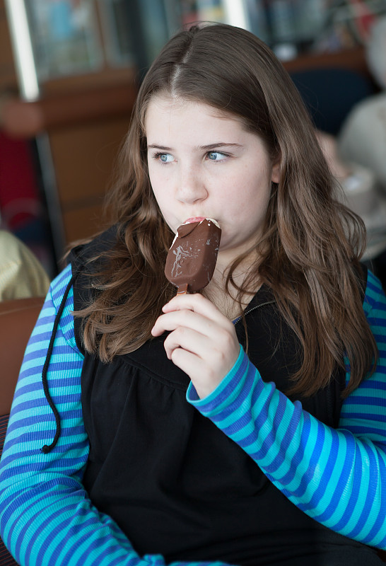 女孩,巧克力,棒棒糖,怀特岛,巧克力冰淇淋,垂直画幅,冰淇淋,青少年,夏天,女生