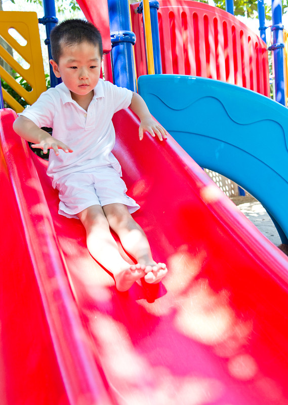 滑梯,男孩,红色,游乐园,垂直画幅,休闲活动,夏天,儿童,仅儿童