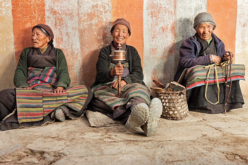 藏族,三个人,女人,lo,manthang,转经筒,姆斯堂自治区,尼泊尔人,安纳普纳生态保护区,寺院,安娜普娜山脉群峰