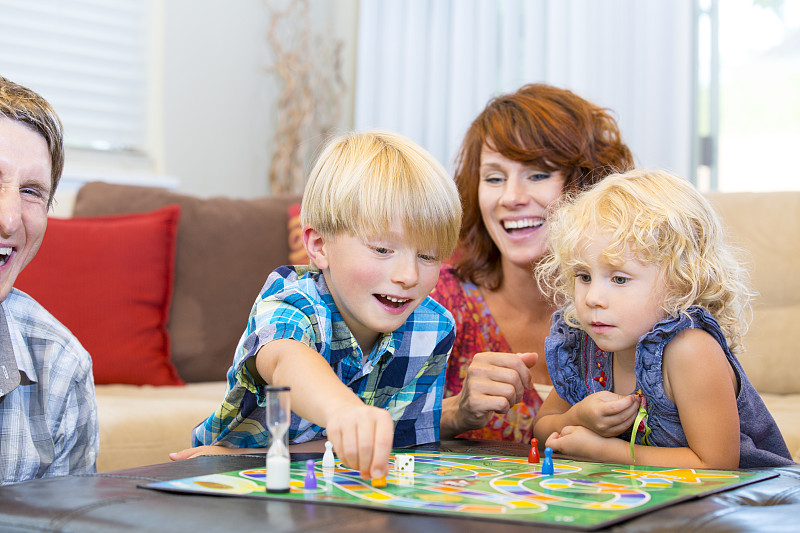 棋盘游戏,进行中,乐趣,幸福,两个孩子的家庭,青少年,学龄前,休闲活动,水平画幅,父母