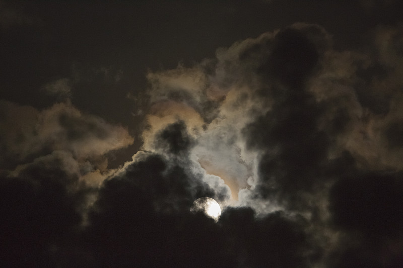 云景,行星月亮,月亮,云,天空,留白,水平画幅,夜晚,无人,超现实主义的