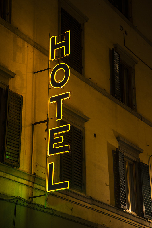 霓虹灯,酒店,汽车旅馆标志,小旅馆,垂直画幅,外立面,夜晚,无人,古老的,古典式