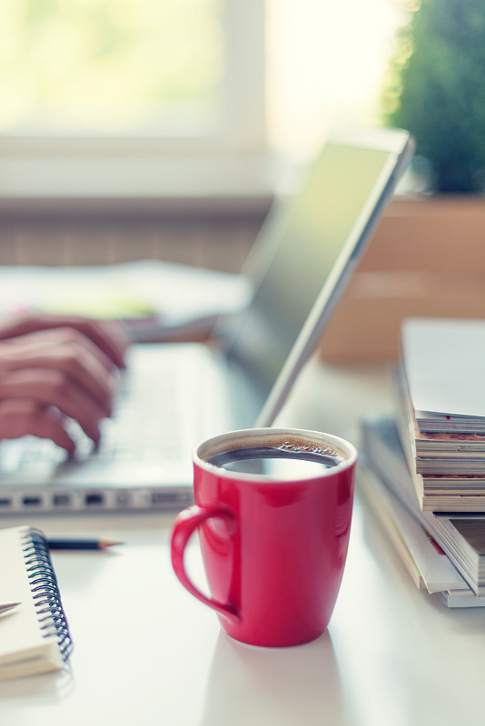 中老年男人,家庭办公,垂直画幅,笔记本电脑,饮料,咖啡,部分,技术,成年的,窗户