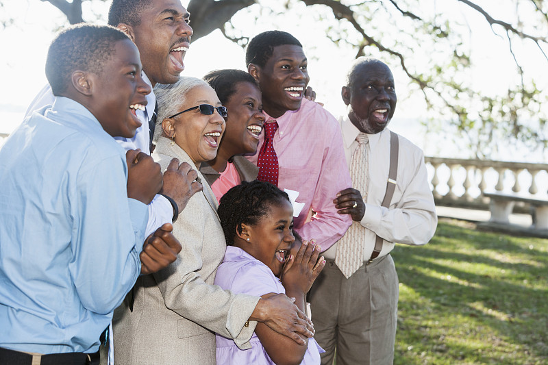 多代家庭,全家福,盛装,四个孩子的家庭,非裔美国人,12岁到13岁,青少年,半身像,14岁到15岁,男性