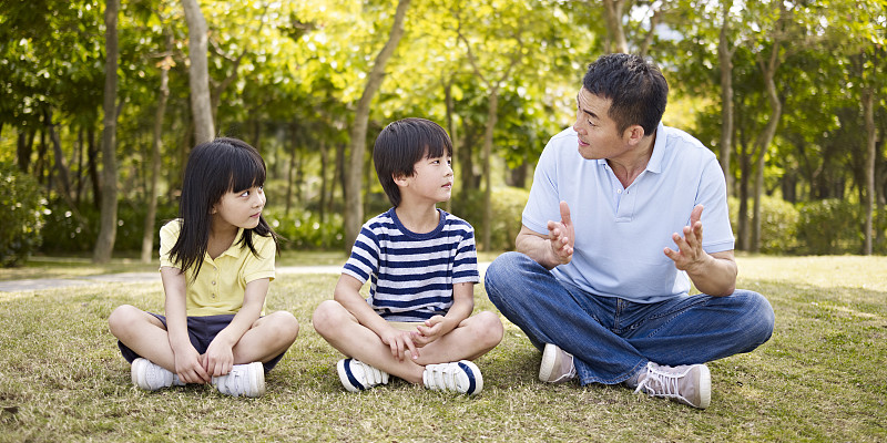 儿女,父亲,公园,两个孩子的家庭,童话故事,父母,日本人,家庭,男孩,亚洲人