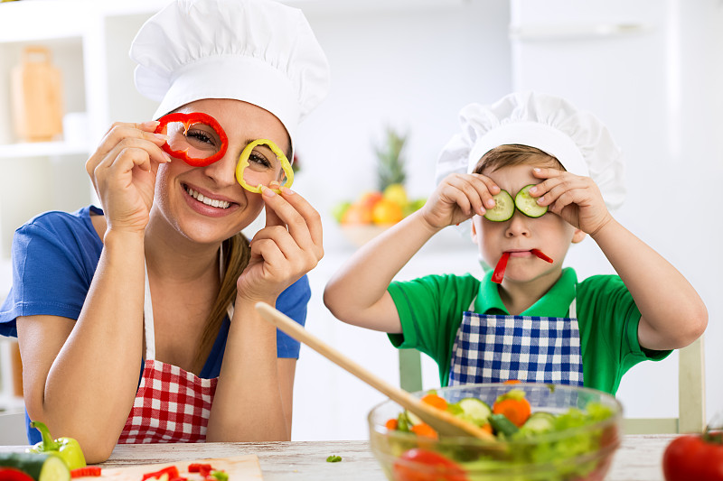 蔬菜,乐趣,可爱的,幸福,家庭,厨房,健康食物,晚餐,母亲