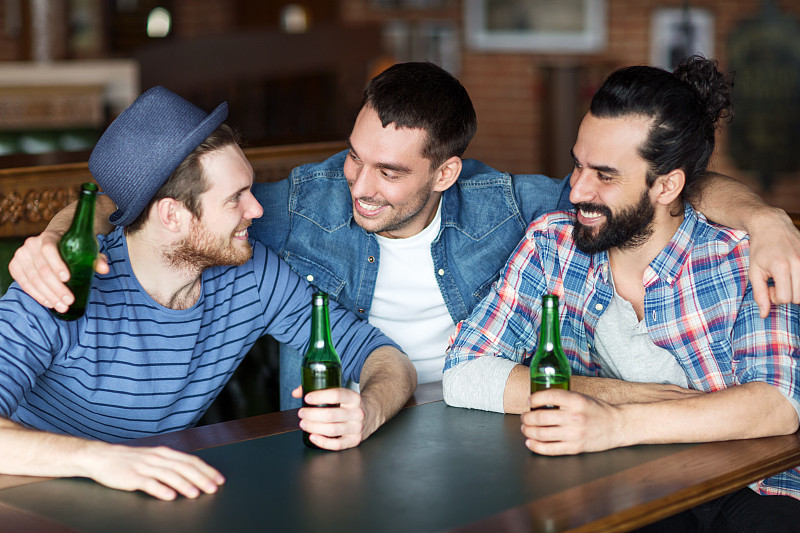 酒吧,友谊,啤酒瓶,男性,快乐,西班牙和葡萄牙人,酒馆,单身,啤酒,拉美人和西班牙裔人
