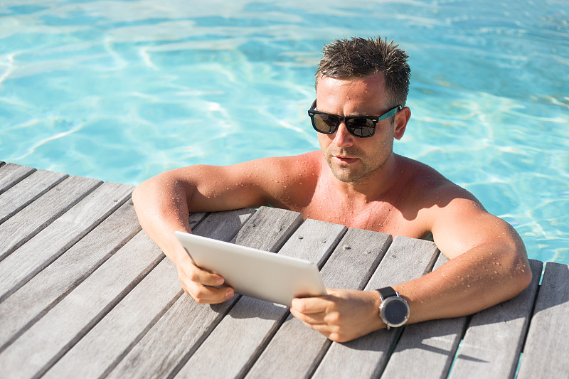 游泳池,男人,平板电脑,数字化显示,泳池边,水,电子邮件,夏天,男商人,享乐