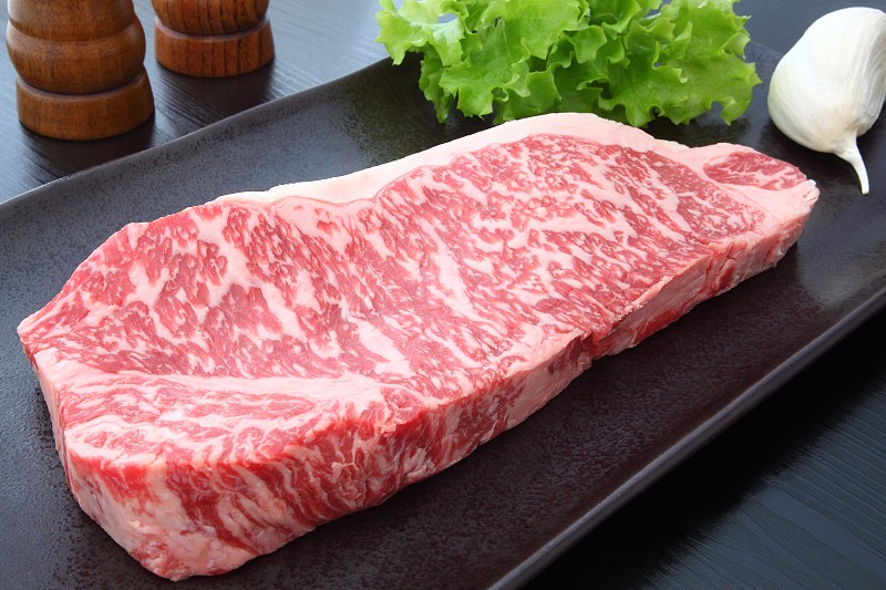 神户,牛肉,大理石状肉,沙朗牛排,牛排,生食,肉,烤肉架,胡椒粉瓶,盐瓶