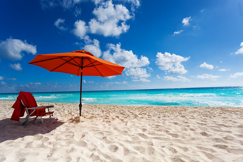 遮阳伞,橙色海滩,水,天空,度假胜地,休闲活动,水平画幅,沙子,无人,椅子