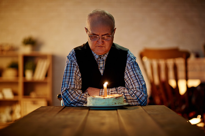生日,老年男人,水平画幅,蛋糕,仅男人,仅成年人,甜点心,成年的,桌子,生日蛋糕