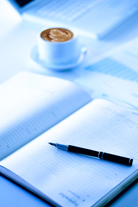 办公室,桌子,圆珠笔,垂直画幅,选择对焦,办公用品,笔记本电脑,无人,茶碟,含酒精饮料