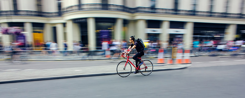 迅速,骑自行车,运动模糊,城市,通勤者,休闲活动,水平画幅,市区路,人群,户外