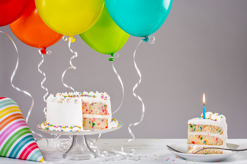 气球,生日蛋糕,水平画幅,无人,蛋糕,生日,甜点心,白色,蛋糕切片,糖衣