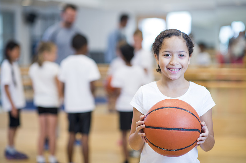 运动,儿童,篮球运动,篮球,体育课,学校体育馆,篮球运动员,球,未成年学生,非裔美国人