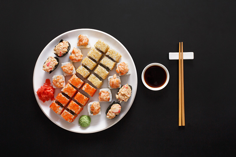 寿司,寿司卷,黑色背景,盘子,酱油,生鱼片,排列整齐,生姜,蔬菜