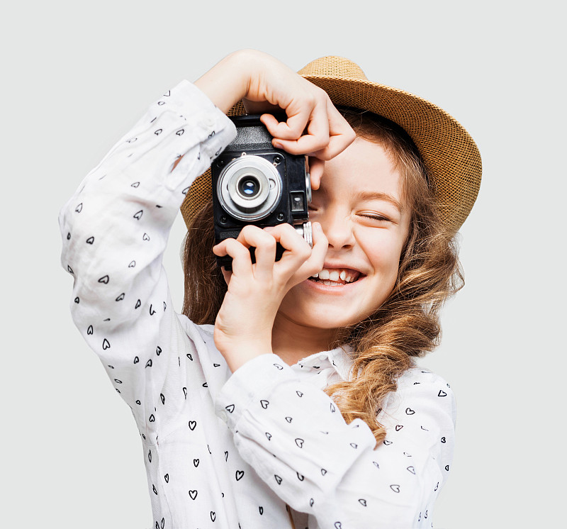 摄影师,儿童,注视镜头,相机,女婴,女孩,正面视角,留白,学龄前,拟人笑脸