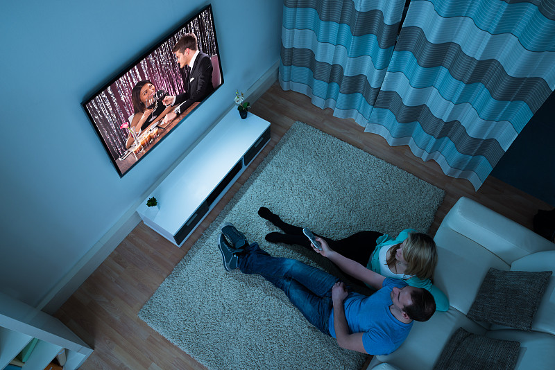 电影,起居室,异性恋,看电视,电视机,遥控器,水平画幅,夜晚,伴侣,地毯