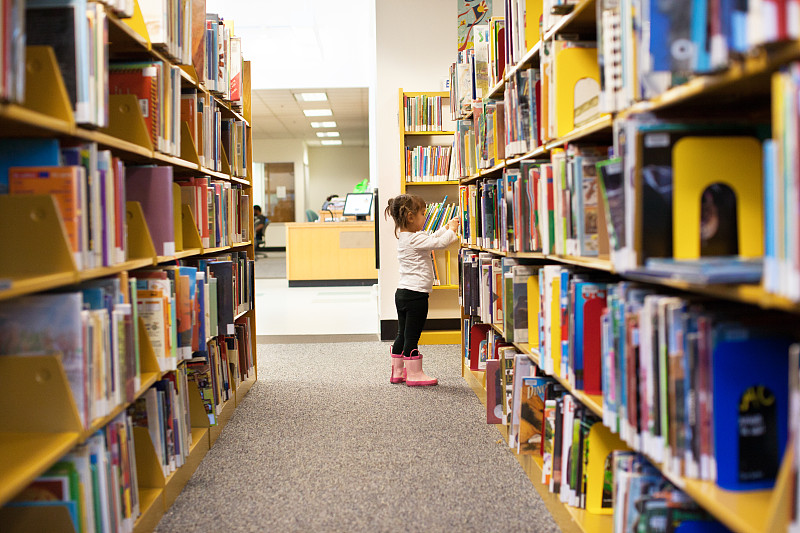 书,女孩,图书馆,书架,学龄儿童,儿童教育,雨鞋,选择对焦,学龄前,水平画幅