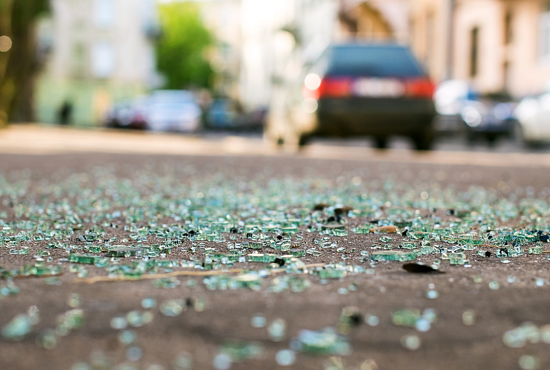 玻璃,街道,汽车,水平画幅,无人,块状,陆用车,尖利,户外,碾碎了的