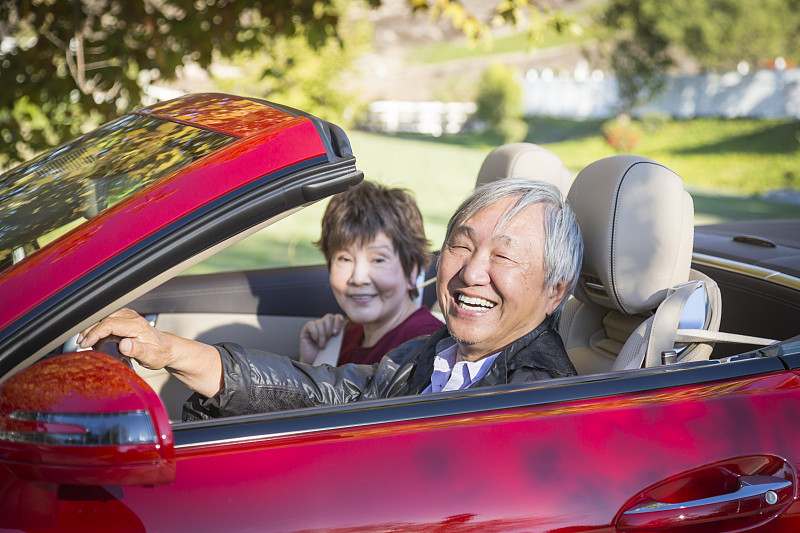 双亲家庭,中国人,白昼,幸福,汽车餐馆,平衡折角灯,新的,老年伴侣,跑车,70到90岁