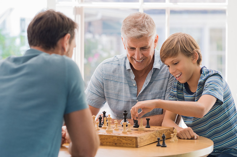 国际象棋,进行中,家庭,休闲活动,男性,祖父,骑士,孙子,休闲游戏,儿童
