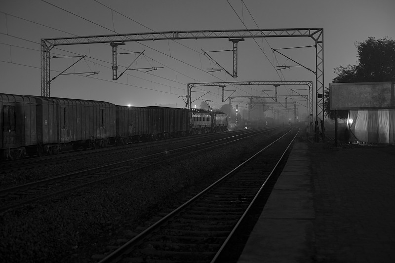 梦境解析,为何梦见自己晚上突然站在火车轨道上? 梦境解析,为何梦见自己晚上突然站在火车轨道上?