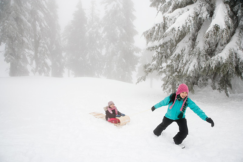雪橇滑学,母女,青少年,雪,周末活动,白色,运动,冬衣,冬天,松科