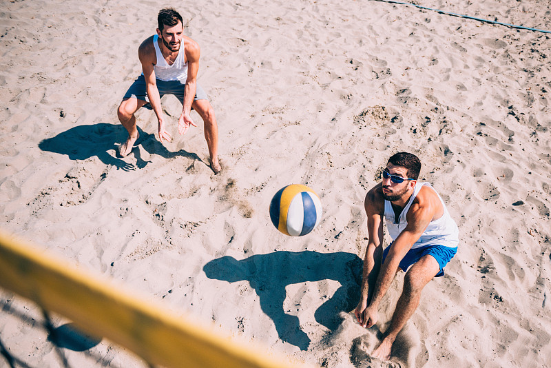 进行中,男人,沙滩排球比赛,球,晒黑,高视角,沙子,夏天,男性,仅男人