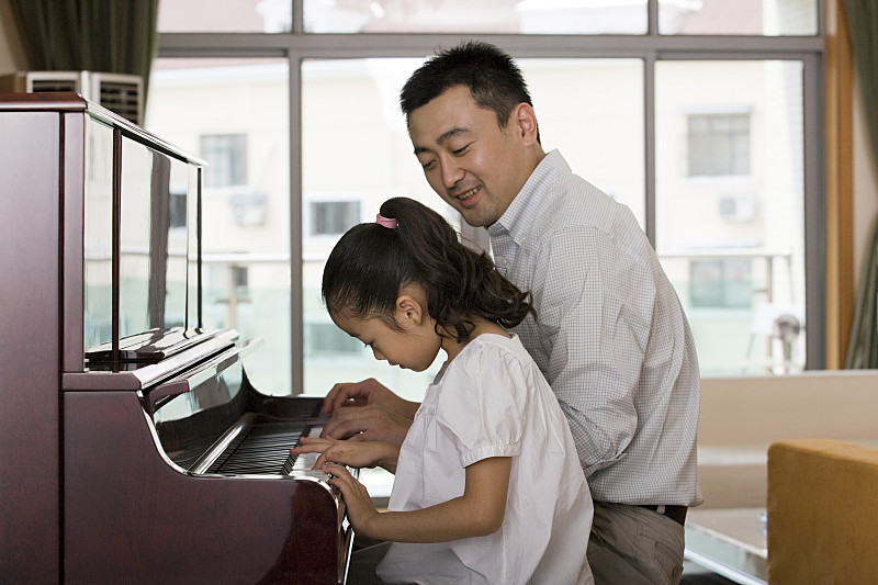 父女,钢琴师,钢琴,乐谱,父亲,中国人,女儿,进行中,嬉戏的,家庭