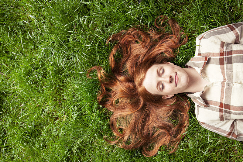 草,少女,红发人,闭着眼睛,白日梦,宁静,非凡的,自然,枝繁叶茂,躺