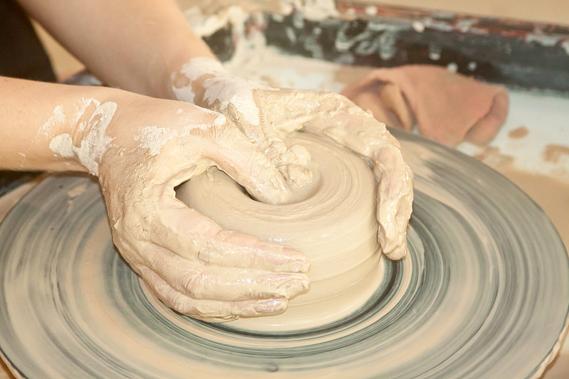 陶工旋盘,手,女性,陶瓷工艺品,陶工,粘土,雕塑家,土器,成型的形状,艺术家