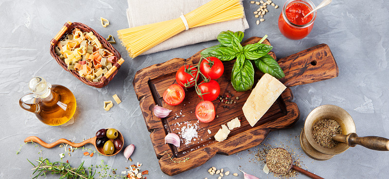 意大利食品,意大利细面条,西红柿,背景,意大利干酪,罗勒,大蒜,橄榄油,案板,成分