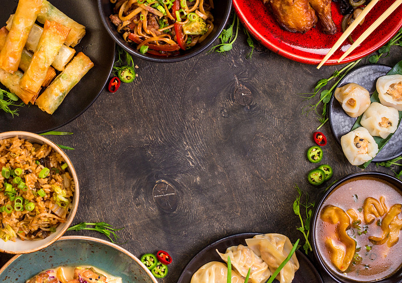中国食品,点心,春卷,炒菜锅,食品,餐具,晚餐,盘子,正上方视角,桌子