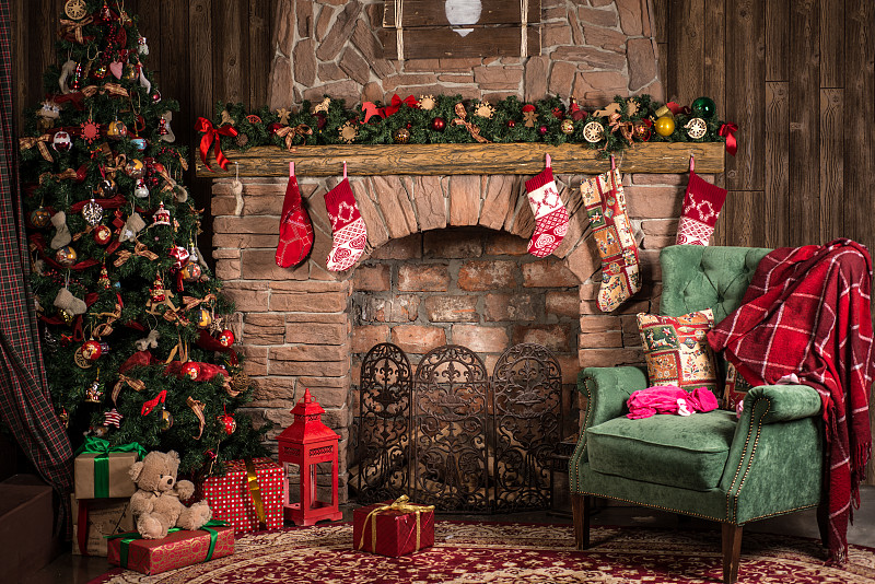 住宅房间,壁炉,椅子,圣诞装饰,水平画幅,曝光过度,无人,圣诞树,礼物