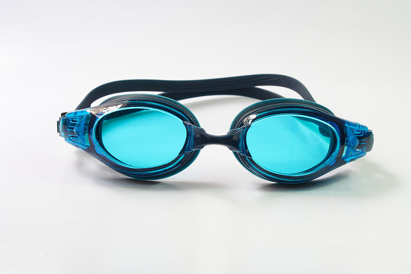 游泳护目镜,白色背景,水,休闲活动,水平画幅,无人,蓝色,游泳池,水下,塑胶