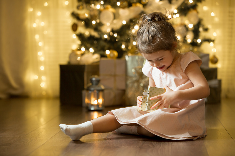 圣诞礼物,好奇心,女孩,女婴,礼物,装饰圣诞树,神迹,欢乐,儿童,圣诞树