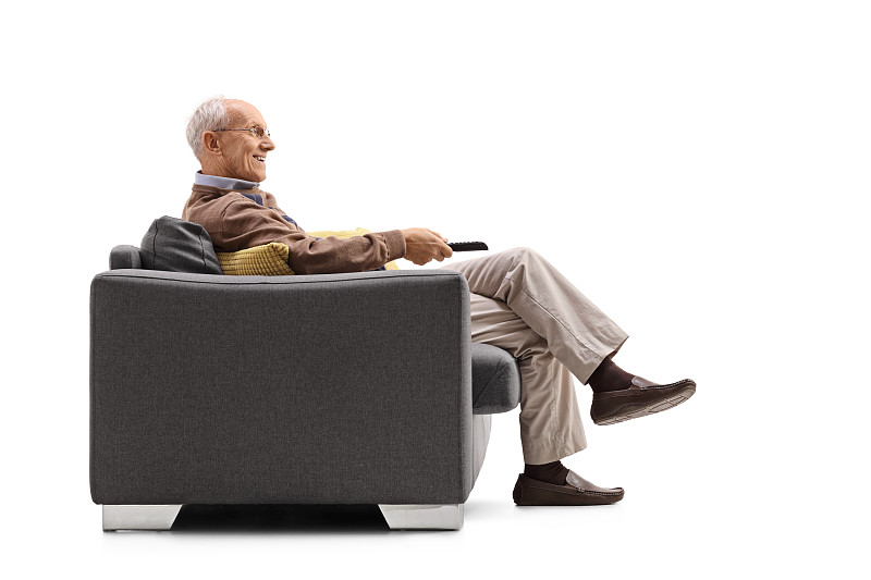 沙发,看电视,中老年男人,遥控器,电视机,背景分离,座位,休闲活动,水平画幅,注视镜头