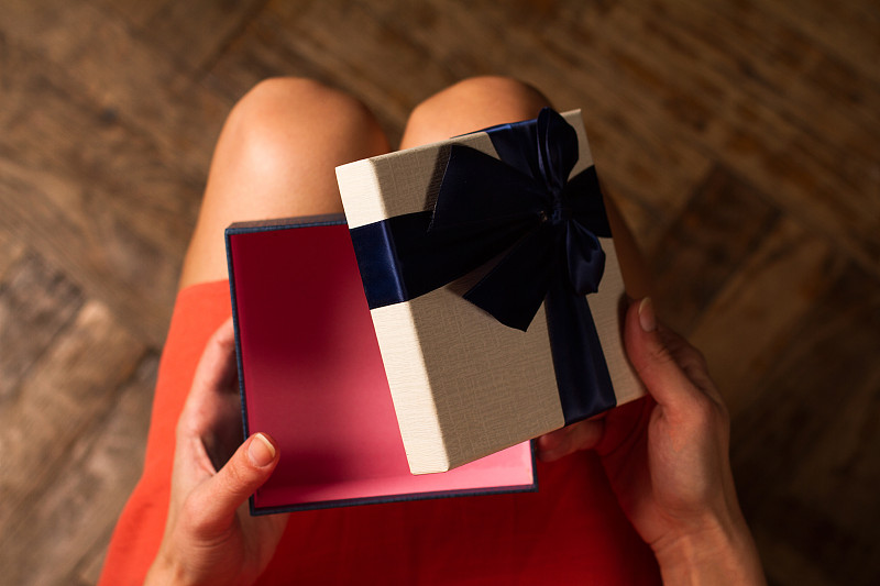 包装纸,缎带,蓝色,女人,纸板,开着的,礼物,膝,盒子,板条箱
