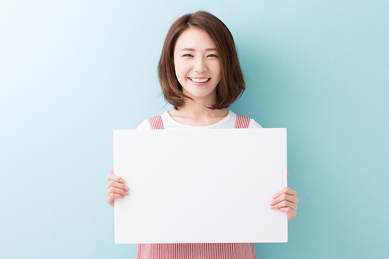 女人,拿着,空白符号,留白,水平画幅,t恤,仅成年人,日本人,青年人,彩色背景