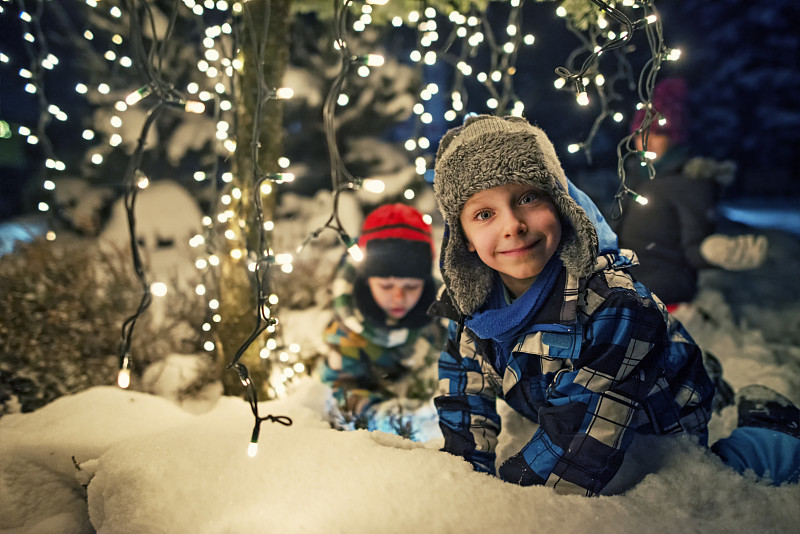 进行中,雪,儿童,圣诞树,在下面,冬日花园,圣诞小彩灯,姐妹,兄弟,园林