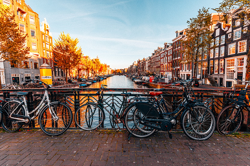 骑自行车,桥,阿姆斯特丹,静止的,运河,阿姆斯特河,荷兰,欧洲,秋天,自行车