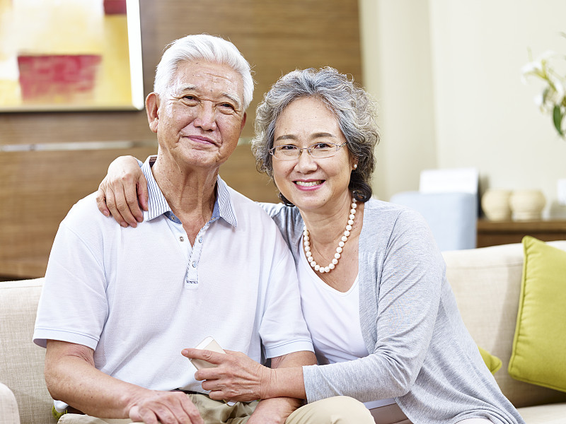 老年人,注视镜头,女人,搂着肩膀,老年伴侣,60到69岁,亚洲人,中国人,衰老过程,婚姻