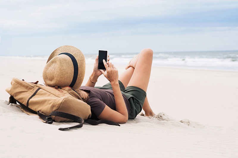 海滩,女人,智能手机,天空,沙子,旅行者,夏天,仅成年人,现代,青年人