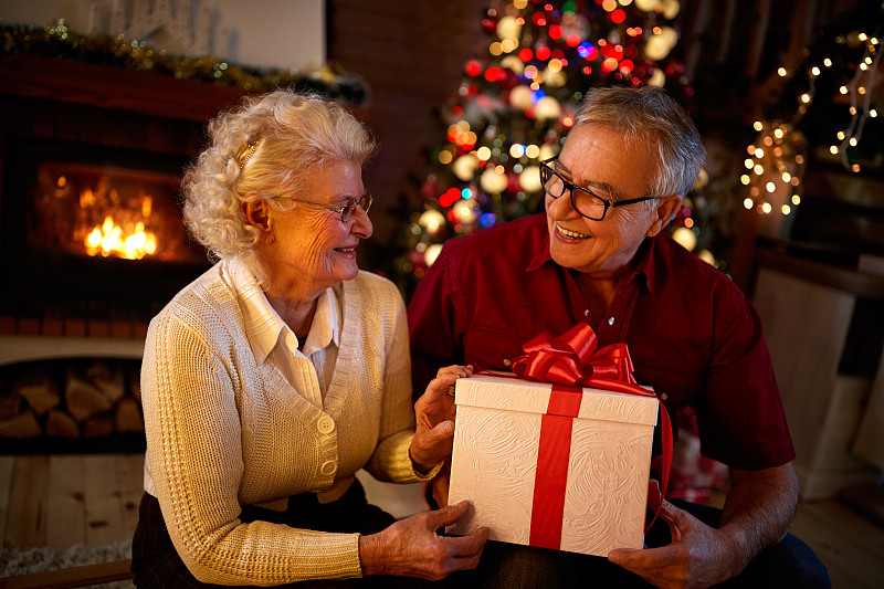 祖父母,快乐,拿着,礼物,巨大的,壁炉,祖母,老年人,祖父,圣诞礼物