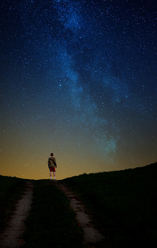 少男,天空,星星,夜晚,天文学,银河系,留白,看,空间和天文学,山脊