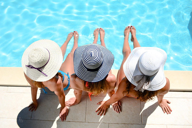 度假胜地,游泳池,泳池边,阔边遮阳帽,暑假,青年女人,水,青少年,休闲活动,旅行者