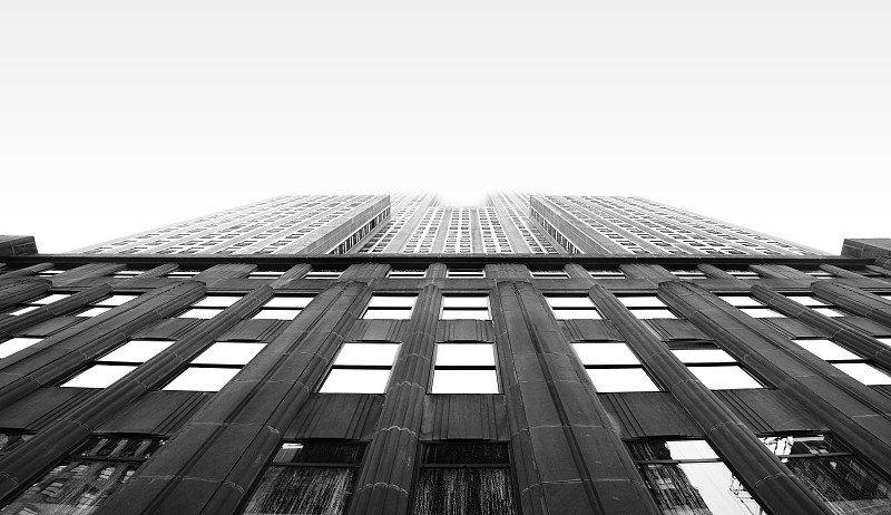 纽约,从火箭发射的角度拍摄,快印黑白照,步行视角,超文本传输协议,正下方视角,高对比度,摩天大楼,外立面,黑白图片