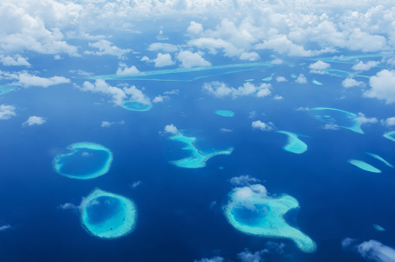 航拍视角,泻湖,绿色,鸡尾酒,珊瑚岛,马尔代夫,航空业,透过窗户往外看,水,天空